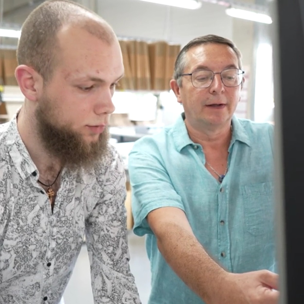 Azubi Christian (Links) und Ausbildungsleiter Werner (rechts) bei der gemeinsamen Arbeit im Lager des Irseer Kreis Versands.